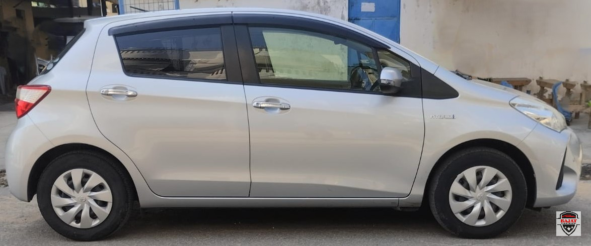 2018 toyota Vitz Hybrid - Image 3